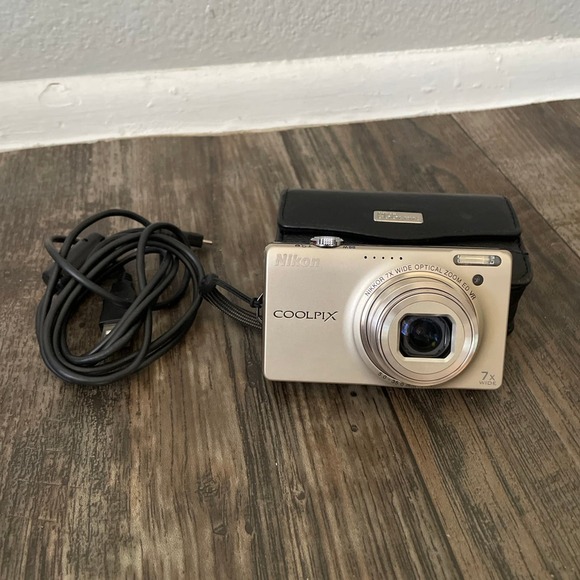 Nikon COOLPIX S6000 Digital Camera - Silver - W/Case & Cable - Picture 1 of 8